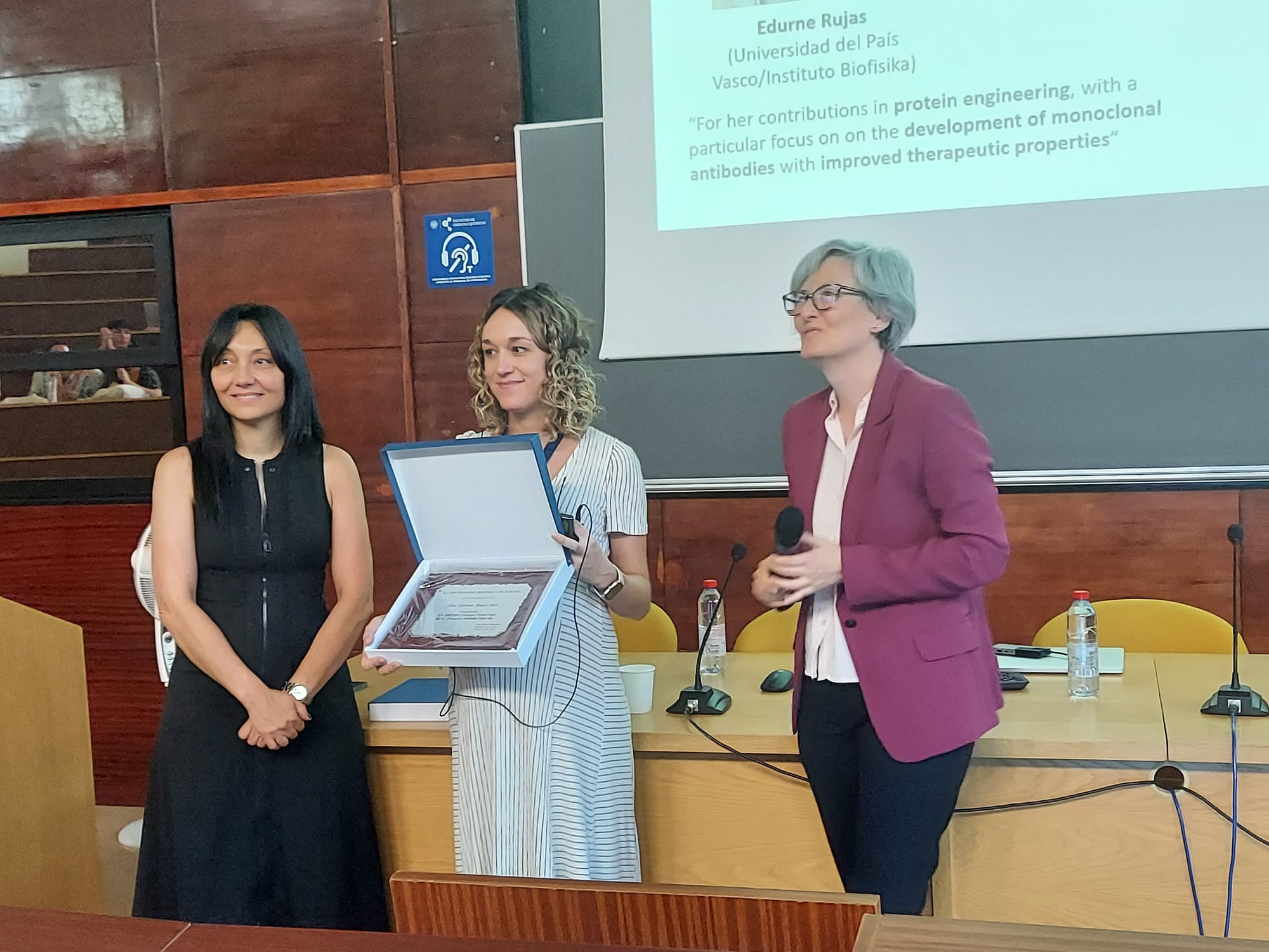 Edurne Rujas receives the "Enrique Pérez-Payá–Prospera Biotech & BCN Peptides" award for young researchers in biophysics