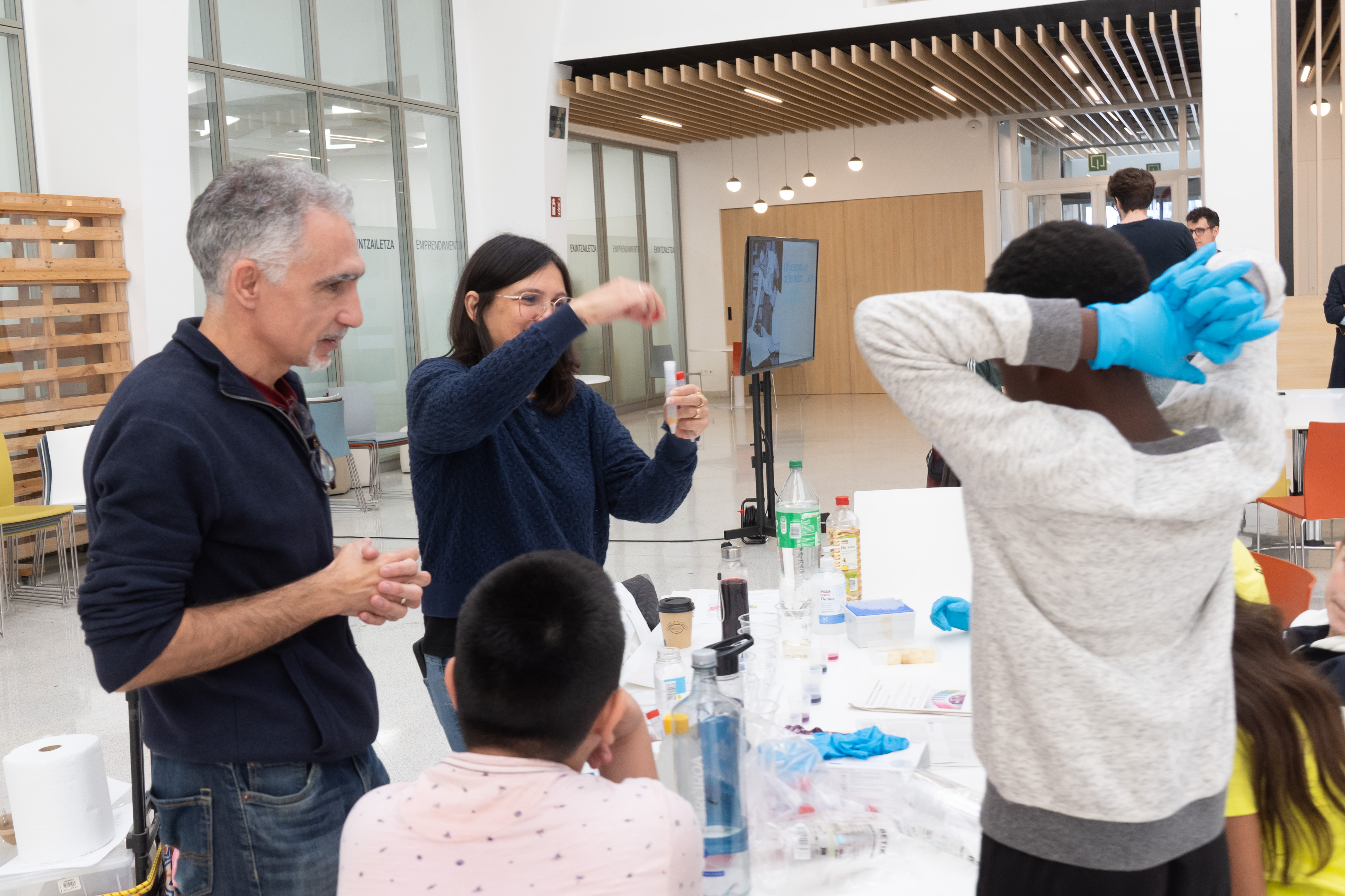 The Instituto Biofisika brings science to more than 250 schoolchildren in a new edition of BeZientzia